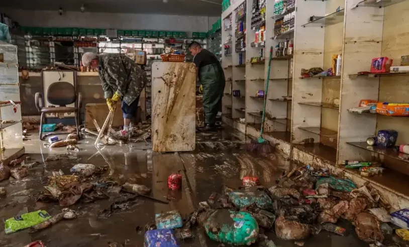  Comerciantes em Porto Alegre estão começando a limpar seus estabelecimentos para retornar as atividades.