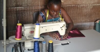 Após perder emprego, costureira transforma ajustes em pequena oficina