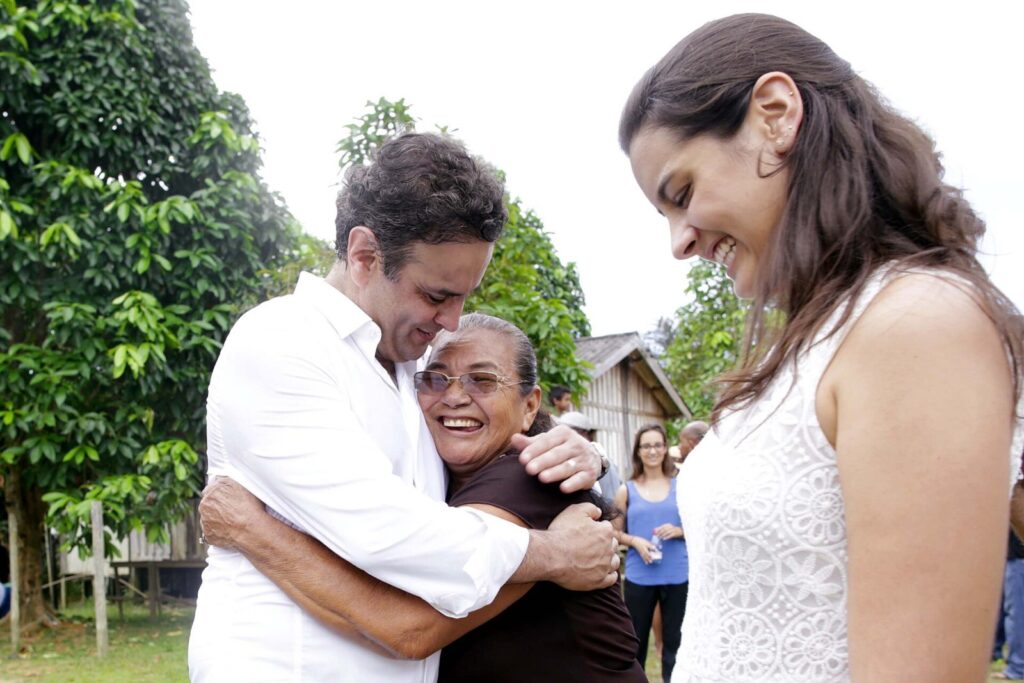 O candidato à Presidência da República pela Coligação Muda Brasil, Aécio Neves, durante visita à comunidade ribeirinha Julião, no Amazonas, ao lado de