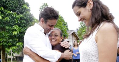 O candidato à Presidência da República pela Coligação Muda Brasil, Aécio Neves, durante visita à comunidade ribeirinha Julião, no Amazonas, ao lado de