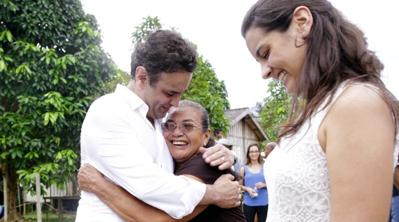 O candidato à Presidência da República pela Coligação Muda Brasil, Aécio Neves, durante visita à comunidade ribeirinha Julião, no Amazonas, ao lado de