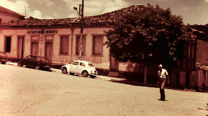 Fachada ou interior da Alfaiataria São Benedito, também conhecida como Alfaiataria do Tatá, em Conceição dos Ouros, Minas Gerais, na década de 1980.