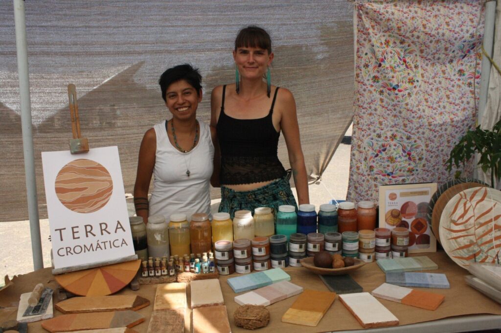 Brasilia y Pauline del emprendimiento Terra Cromatica junto a su puesto en un bazar-intercambio de semillas en el Parque Metropolitano Leon Gto