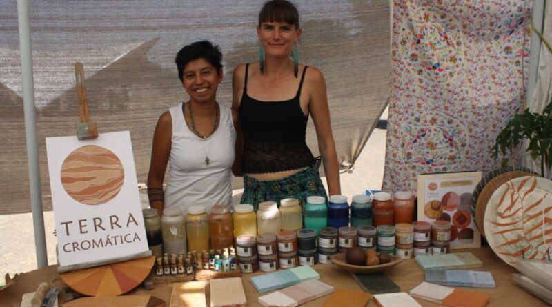 Brasilia y Pauline del emprendimiento Terra Cromatica junto a su puesto en un bazar-intercambio de semillas en el Parque Metropolitano Leon Gto