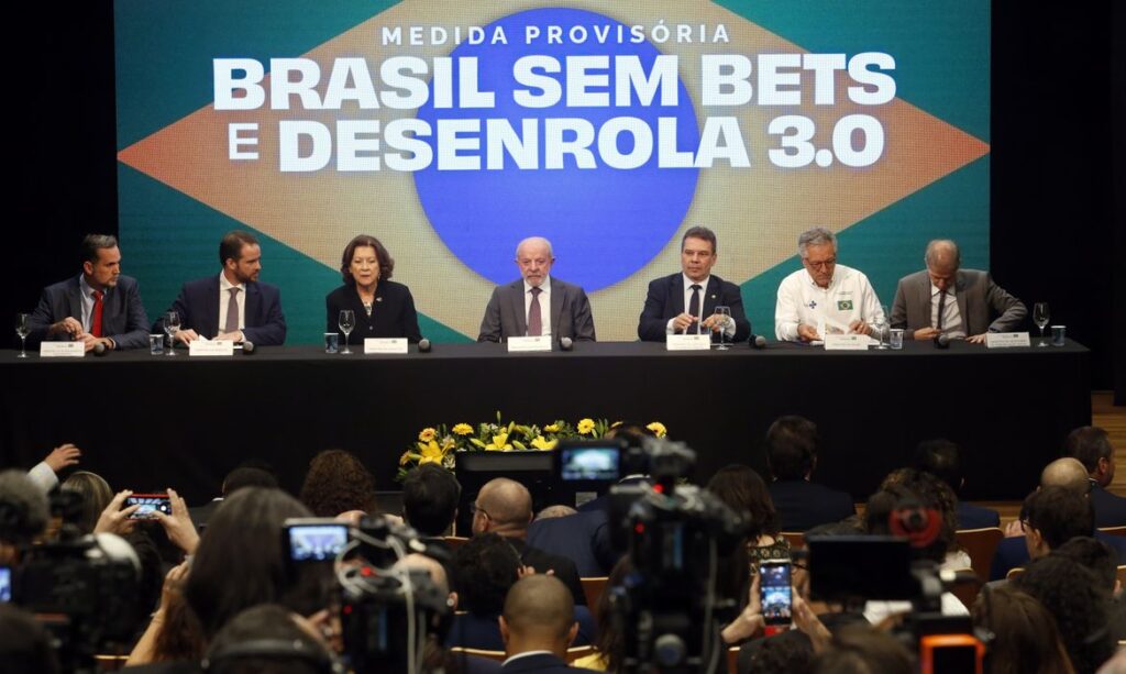 Lula assina MP que cria nova fase do Desenrola para dívidas de até R$ 10 mil