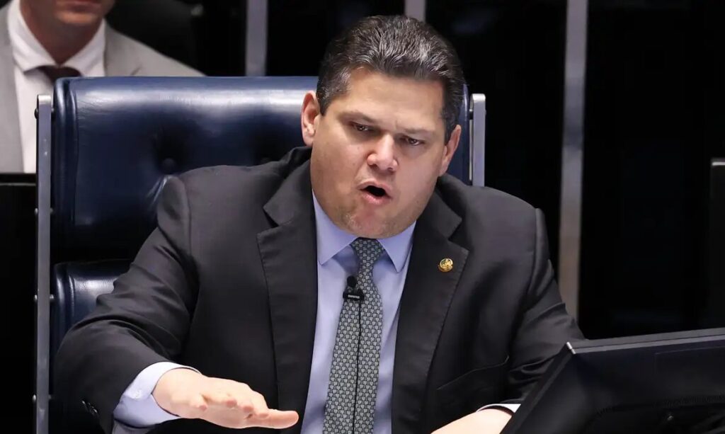 Alcolumbre anuncia promulgação do fim da escala 6x1 nesta sexta