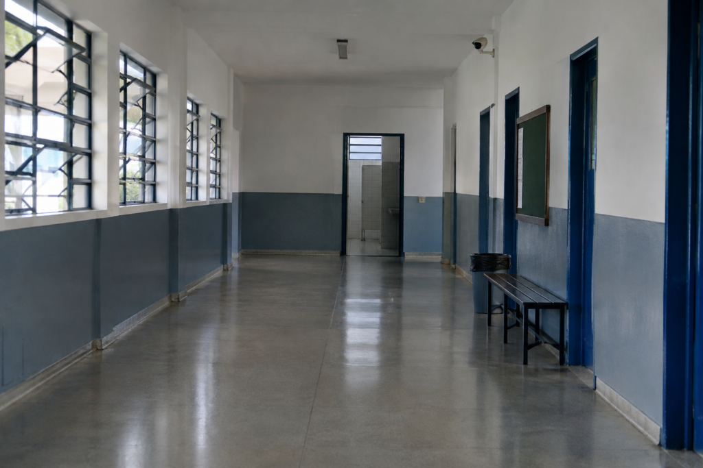 Câmeras em banheiros: Paraná pede afastamento de direção de colégio