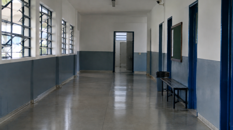 Câmeras em banheiros: Paraná pede afastamento de direção de colégio