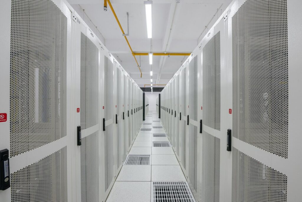 Data centers armazenam, processam, gerenciam e distribuem dados digitais.