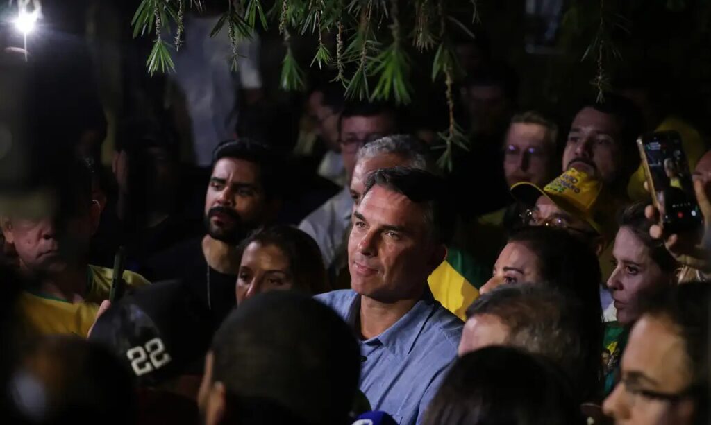 Flávio Bolsonaro condiciona abertura de sigilos a Lula