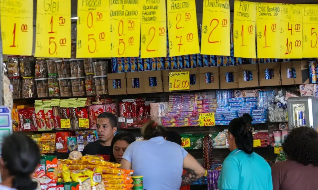 Governo estuda crédito para empresas afetadas pelo fim da escala 6x1