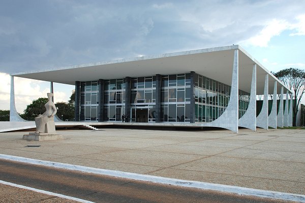 O STF é a instância final do Judiciário brasileiro e também atua como tribunal constitucional.