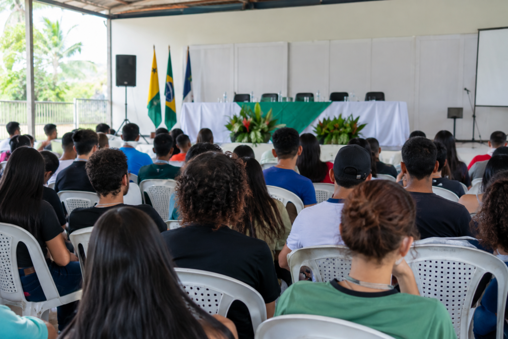 Mailza e Afonso discutem emprego e educação com jovens no Acre