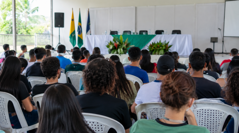 Mailza e Afonso discutem emprego e educação com jovens no Acre