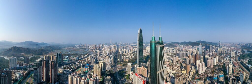 A reportagem cita Shenzhen entre os centros de produção de equipamentos eletrônicos e dispositivos de consumo.