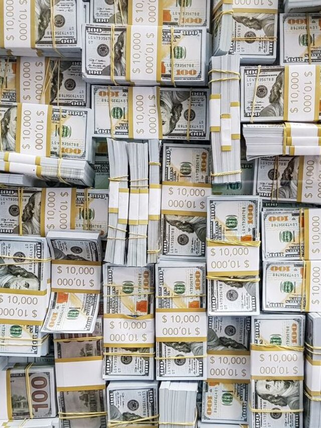 Dólar sobe e Bolsa cai sob pressão externa