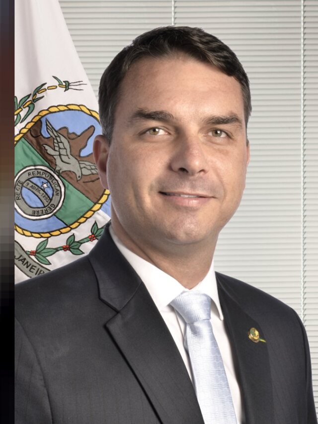 Flávio Bolsonaro faz campanha em Minas com Nikolas